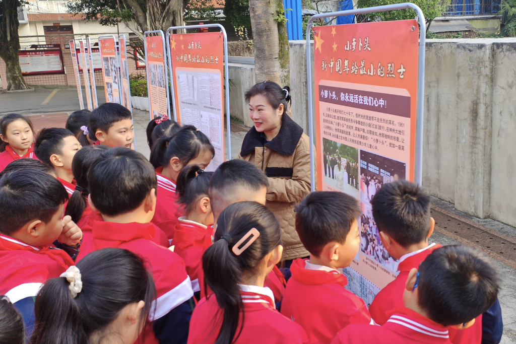 小萝卜头的故事走进万盛小学。红岩文化中心供图