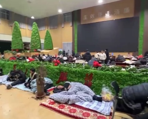 两万多游客暴风雪滞留甘肃瓜州！5万人小县倾城倾心接待，送别前官方还真诚致歉：招待不周，请多包涵……3