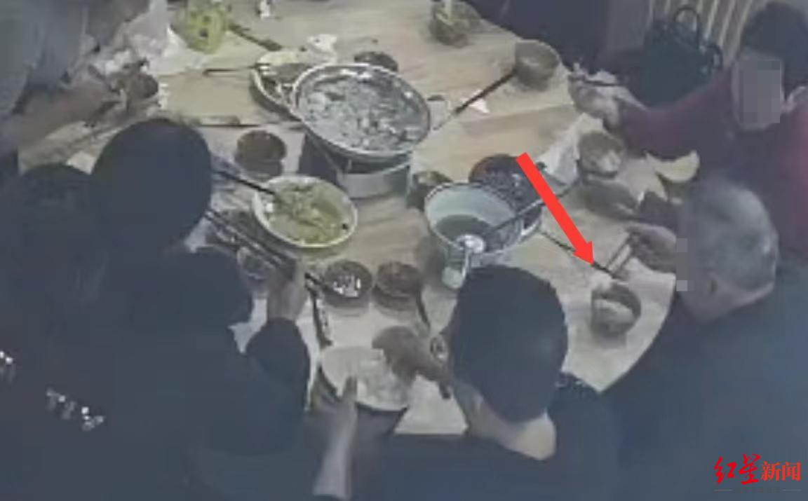 顾客称汤锅里吃出纸巾 老板退还150元，事后查看监控：老人两次将纸巾埋进碗里