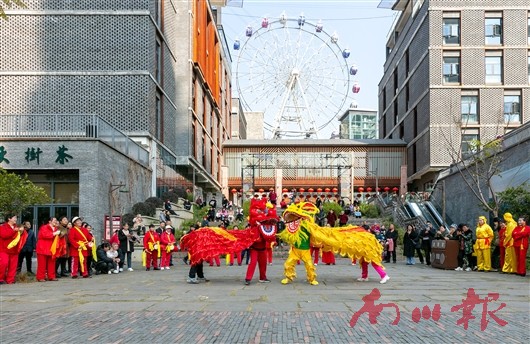 2月12日，正月初三，东街迎来了一场舞龙、舞狮等民俗表演。特约通讯员 罗川 摄