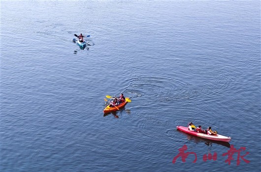 2月11日，游客在黎香湖皮划艇基地划皮划艇。记者 喻梵 摄