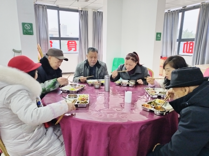 居民在社区老年食堂用餐。刘欣 摄