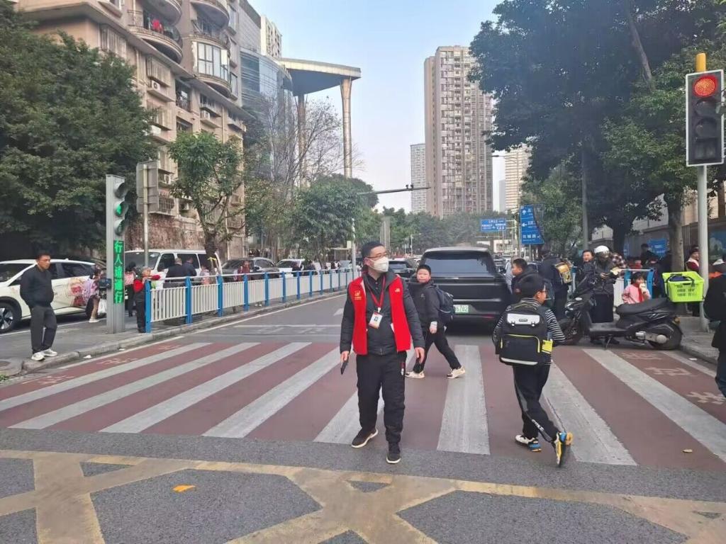社区网格员对不礼让行人车辆、行人横穿马路等不文明行为进行劝导。江北区五里店街道供图