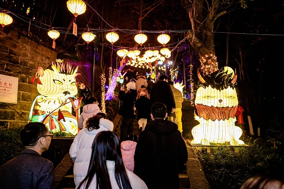市民游客打卡祈福节灯会。丰都县委宣传部供图 华龙网发