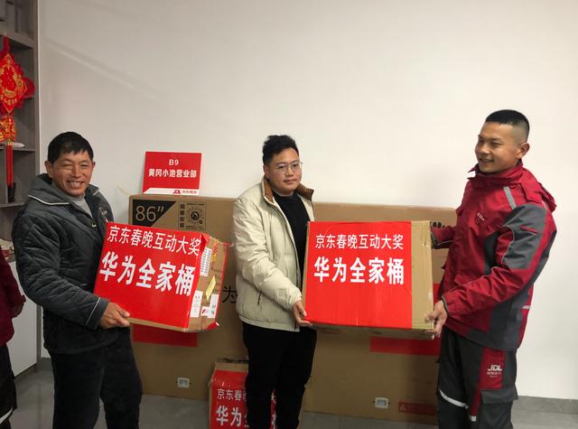 春晚60万元大奖得主现身：以前“再来一瓶”都没中过4