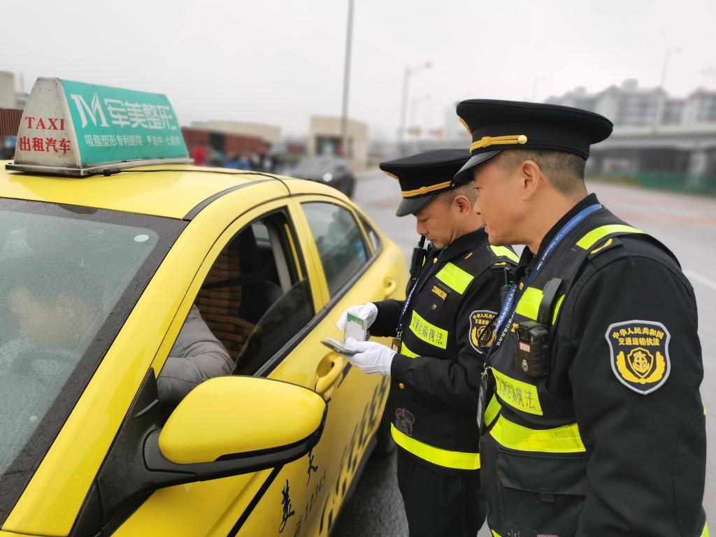 执法队员对出租车进行例行检查。受访者供图