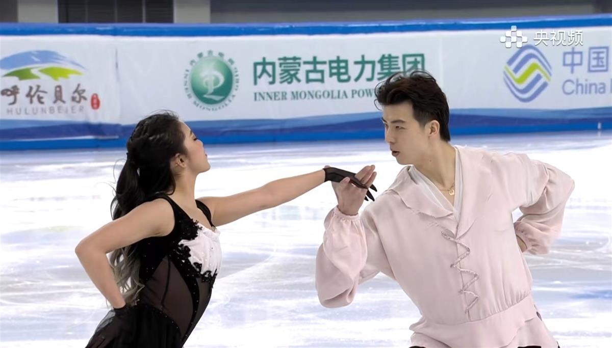 柳鑫宇“盗号风波”后首度现身，和搭档王诗玥在比赛中暂列第一，赛后快步离开采访区1