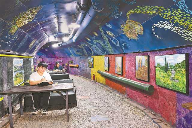 With various graffiti, paintings, and beautiful lighting, Stone House Art Space in Huangjueping Sub-district, Jiulongpo District, has become a magnet for visitors who want to read books, drink some tea, or appreciate paintings.
