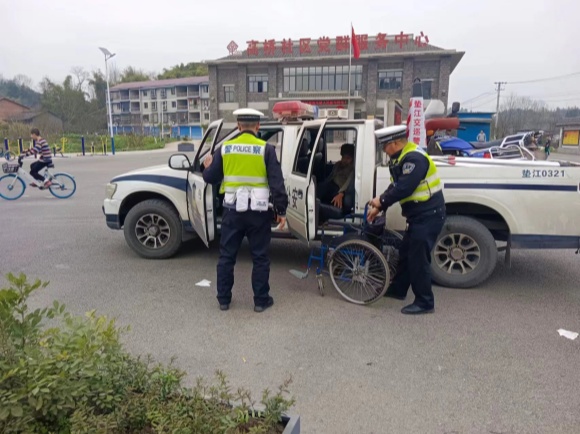 垫江县公安局民警送轮椅老人回家。 垫江县公安局 供图