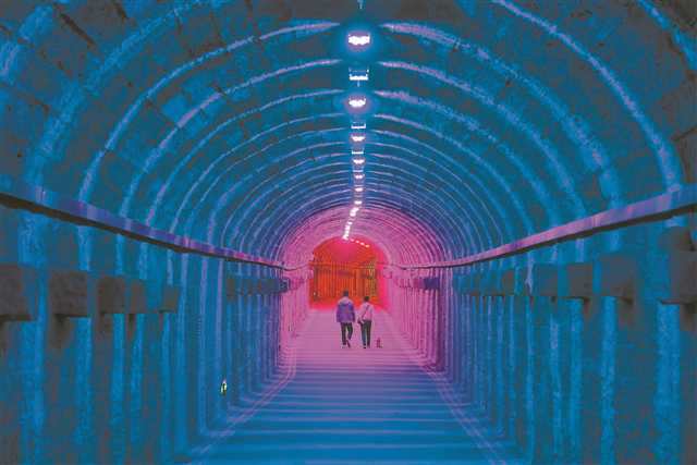 The natural and uneven surface of the wall blended well with the modern lighting in the passage of Shancheng Dongtian (literally means mountainous city air-raid shelter) in Haitangxi Sub-district, Nan’an District.