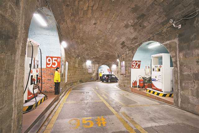 Yuzhong Guihuayuan Gas Station, rebuilt from an air-raid shelter, was lined with oiling machines, allowing vehicles to enter the air-raid shelter for fuel charging from one side and exit from the other side.