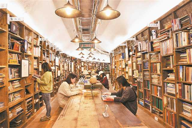 Junge Book House, rebuilt from an air-raid shelter in Huangjueping Sub-district, Jiulongpo District, offers a good place for visitors to read books, enjoy tea, and take photos.
