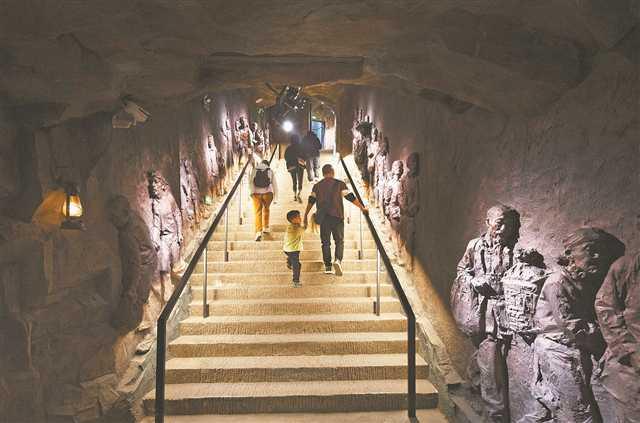 People visited the Memorial Site of the Bombardment of Chongqing in Yuzhong District.