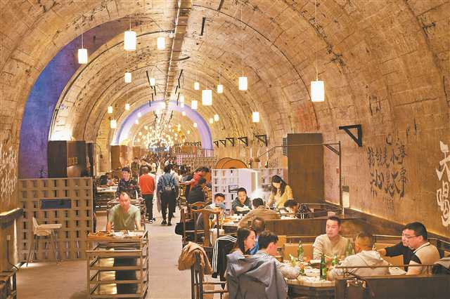 Chongqing Underground City Old Hot Pot, which offers 208 tables for consumers in the 500-meter-long air-raid shelter, was brightly lit.