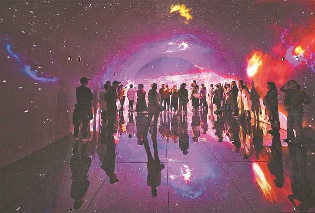 Visitors experience the sci-fi-themed attraction “Cave Spaceship No.1” in the ruins of the air-raid shelter in Tuwan Sub-district, Shapingba District.