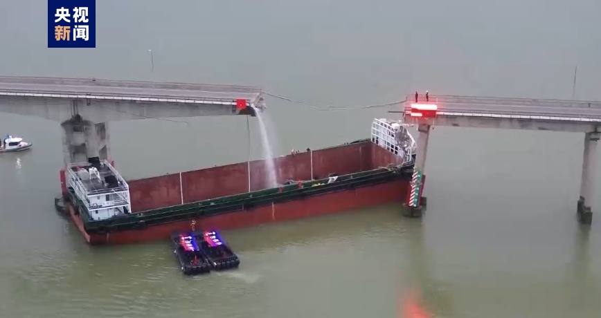 广州南沙沥心沙大桥被船只撞断 有车辆落水2