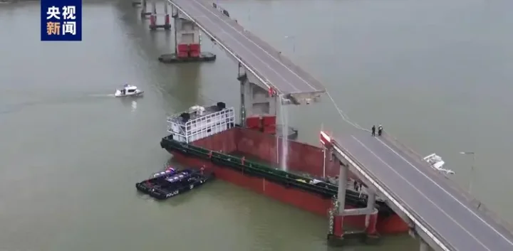 广州一座大桥被船只撞断，有一辆巴士掉落！车上只有驾驶员一人，暂无法联系