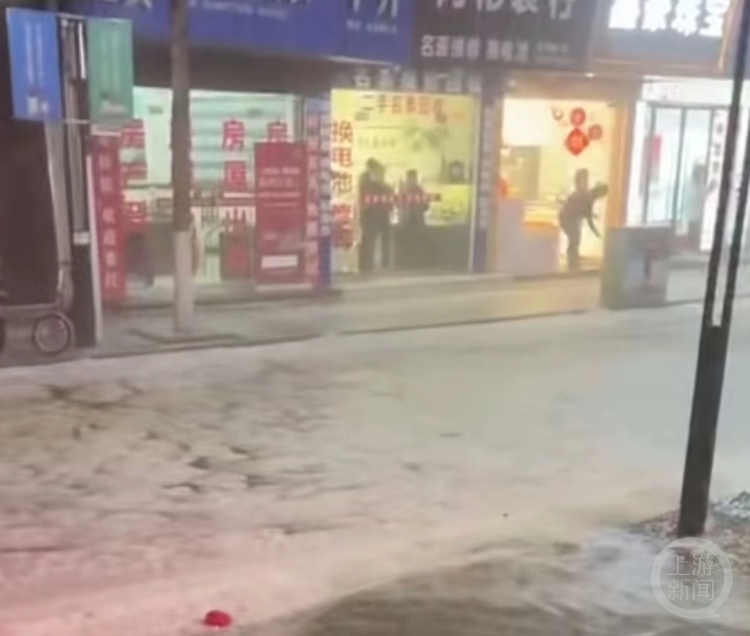 浙江丽水遭遇特大冰雹，商家：街上的水流形成冰河，变身“哈尔滨中央大街”2