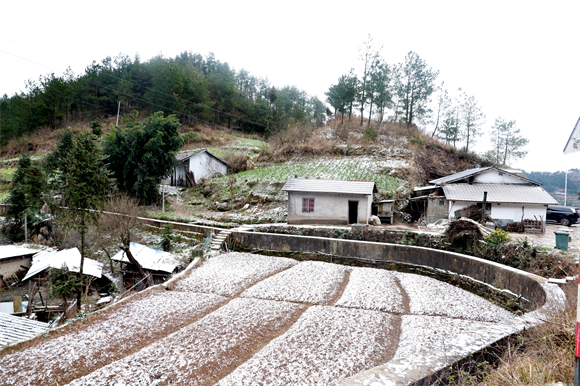 雪中的山间村庄有一种别样的静谧。受访者供图 华龙网发