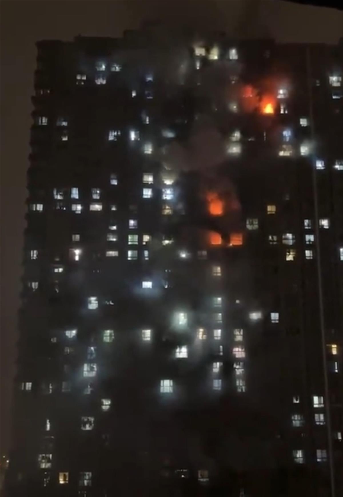 南京一高层住宅凌晨突发火灾致4人遇难，亲历者从15楼跑到地下停车场逃生1