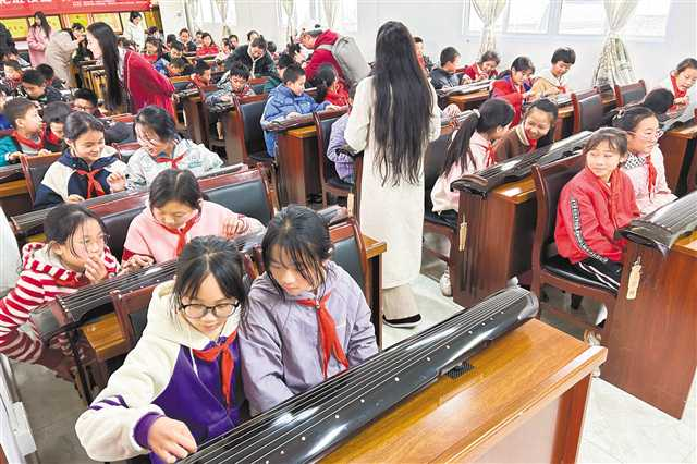 At Yangjiao Primary School, children were enthusiastic about learning about playing the guqin. (Photographed by Zhao Yingzhao / Visual Chongqing)