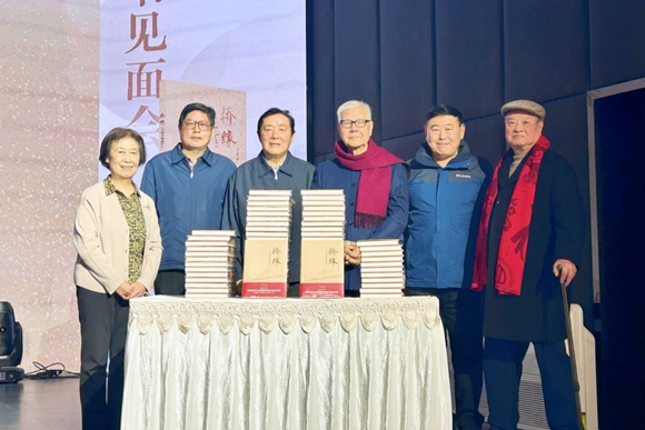 邓文中（左四）和友人为新书揭幕。记者 赵迎昭 摄