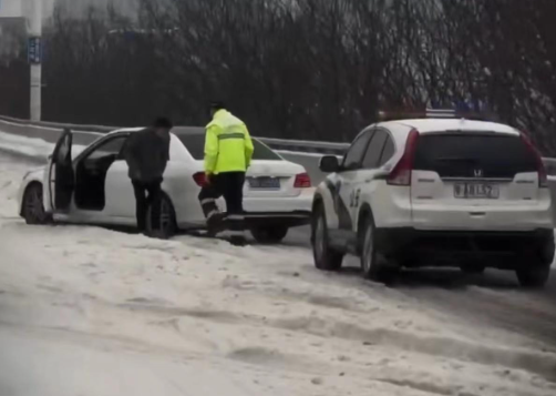 雪地助多车脱困致上班迟到，武汉小伙：老板很理解1