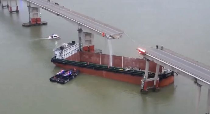 桥梁专家谈广州船撞桥事故：船舶从边跨通行导致撞击风险变大2