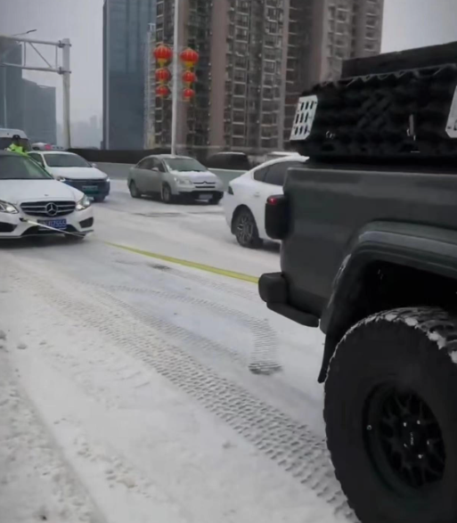 雪地助多车脱困致上班迟到，武汉小伙：老板很理解2