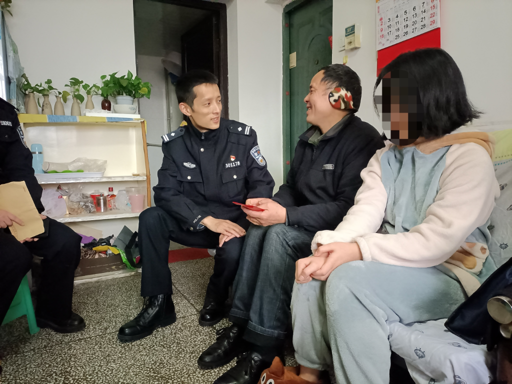 Pang Rui visiting people in straitened circumstances. (Provided by the Yuzhong police)