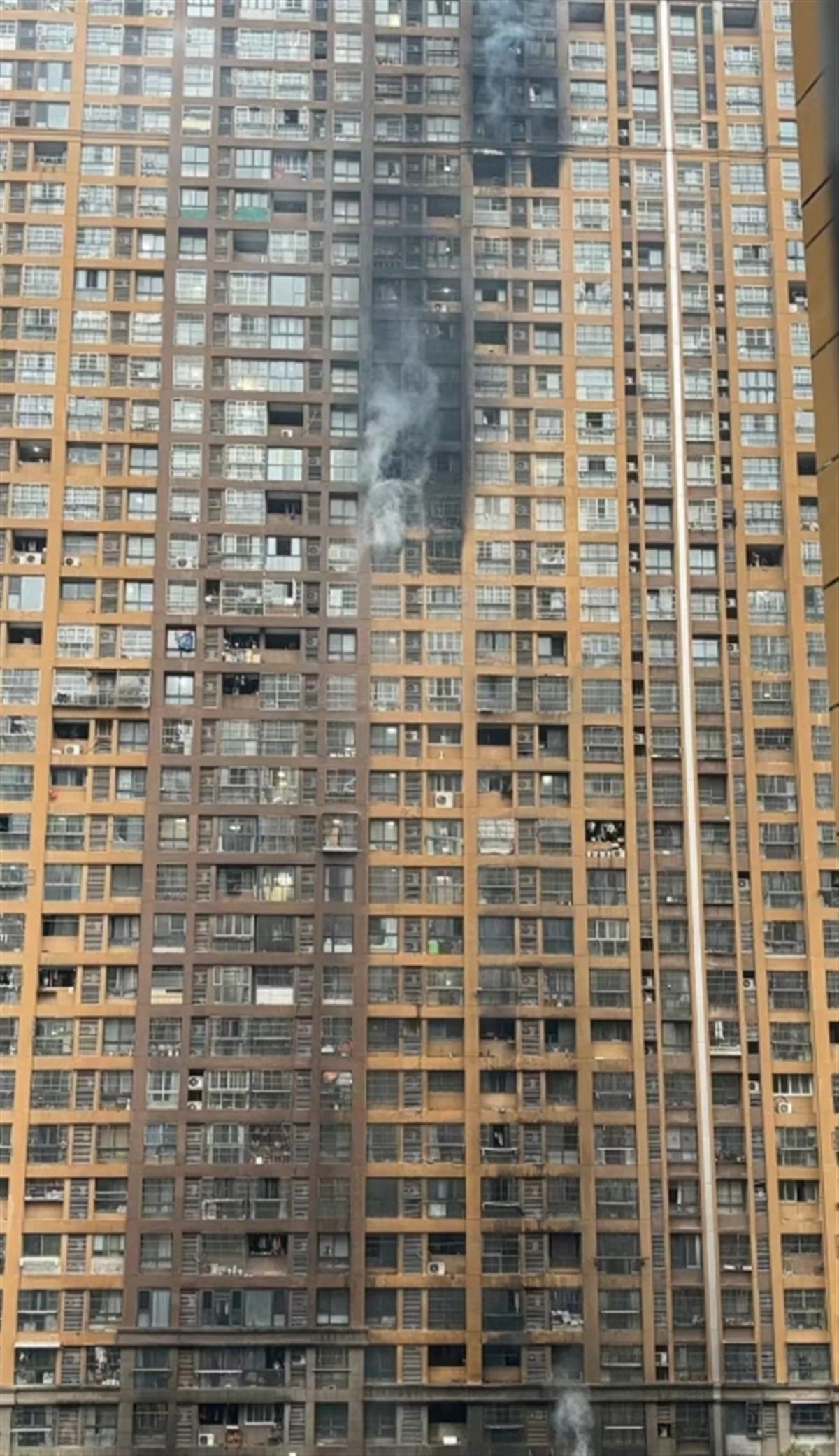 南京一高层住宅凌晨突发火灾致4人遇难，亲历者从15楼跑到地下停车场逃生2