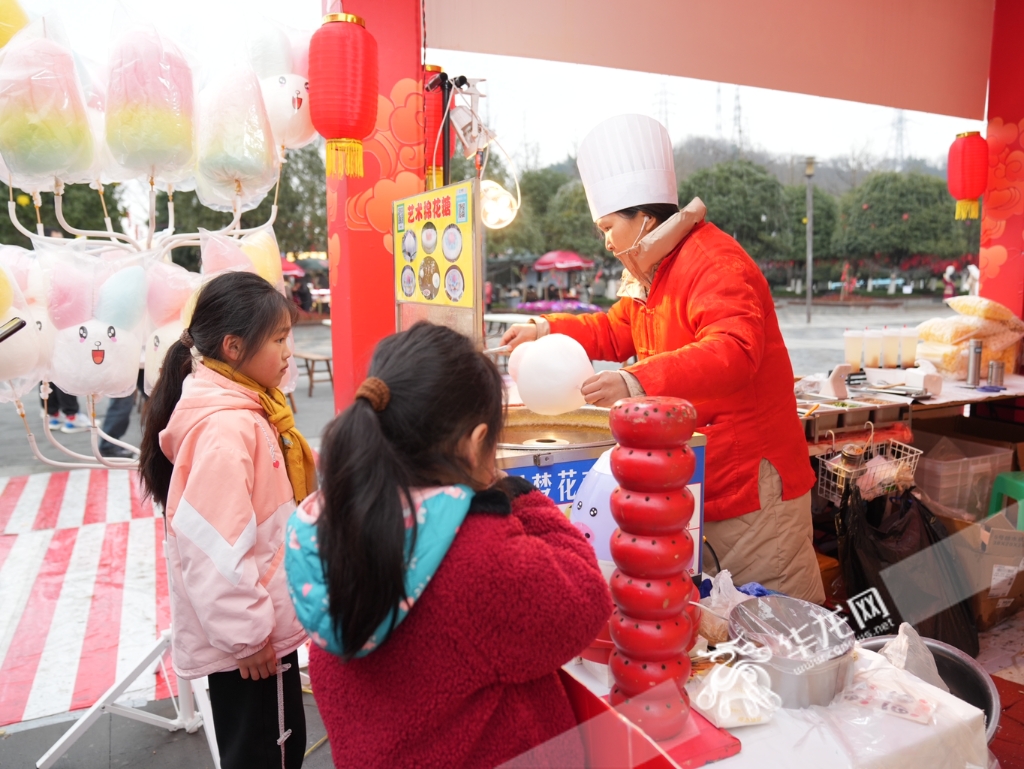 市民在美食展上购买食品。 华龙网记者 刘钊 摄