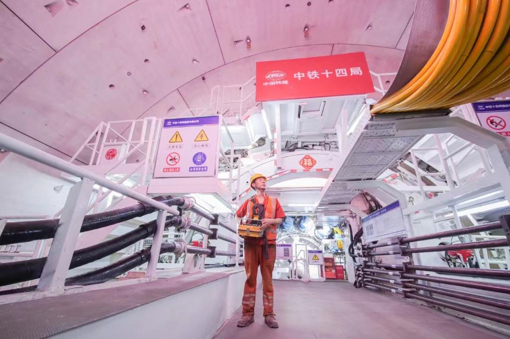 渝湘高铁重庆至黔江段长江隧道施工现场。