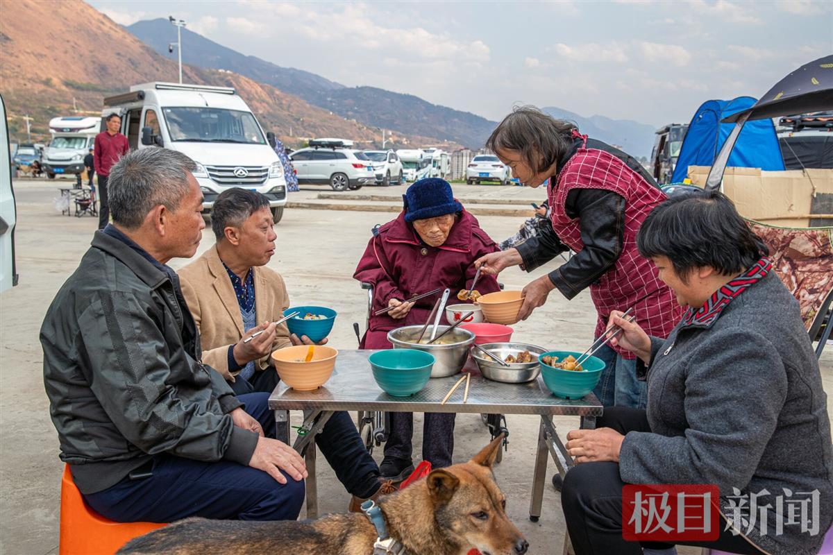 重庆两兄弟带着妻子和百岁母亲自驾游：五位老人每年都出来，去哪里全看“天”2