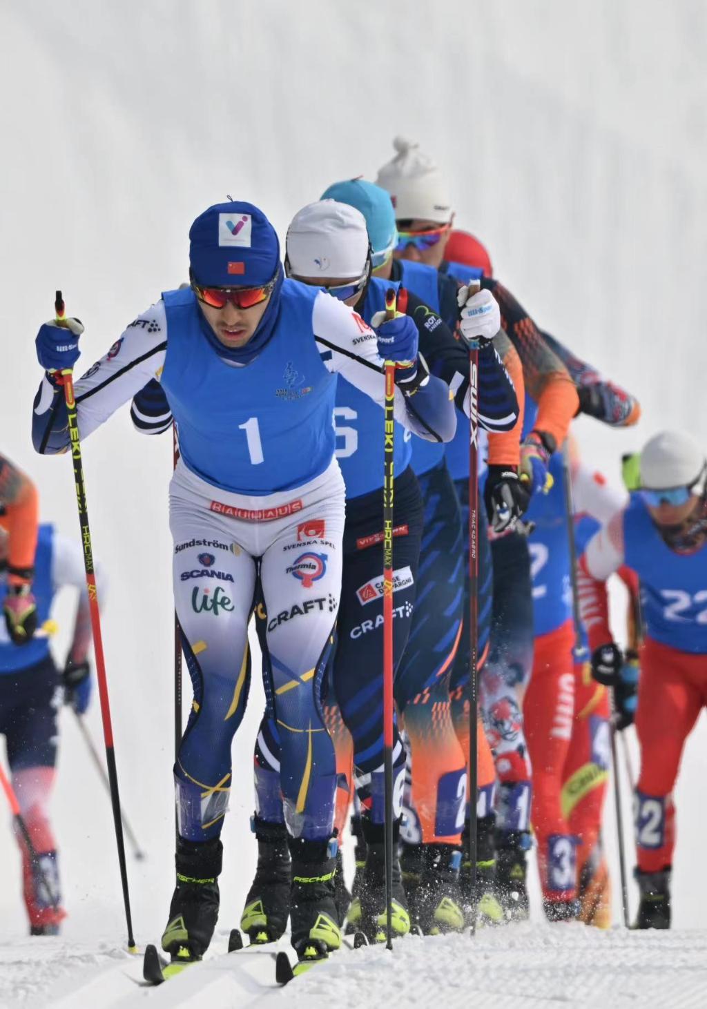 王强摘得“十四冬”越野滑雪公开组男子50公里集体出发（传统技术）项目金牌。重庆市冬季运动管理中心供图
