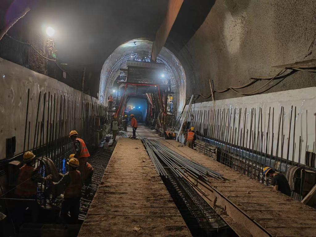渝昆高铁重庆至宜宾段新皮沟一号隧道正在加快施工。