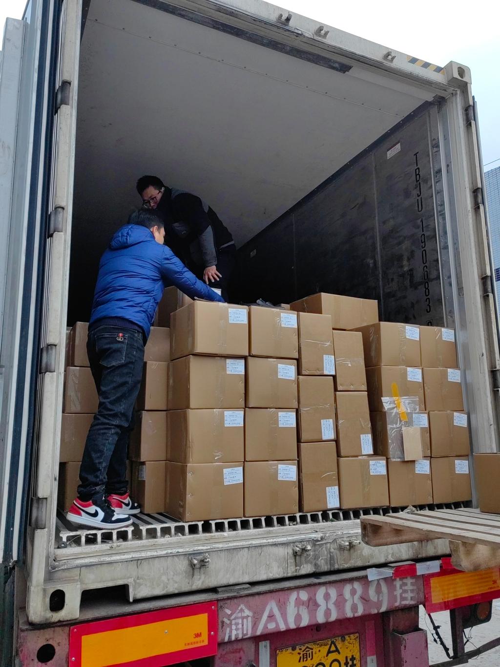 来自重庆市荣昌区生产的近14吨预制菜正在装箱。受访者供图