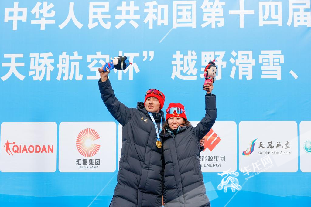 04——2月14日，王强与妻子张岩一同登上领奖台，这枚沉甸甸的金牌，成为两人最好的新春礼物。华龙网记者 石涛 摄