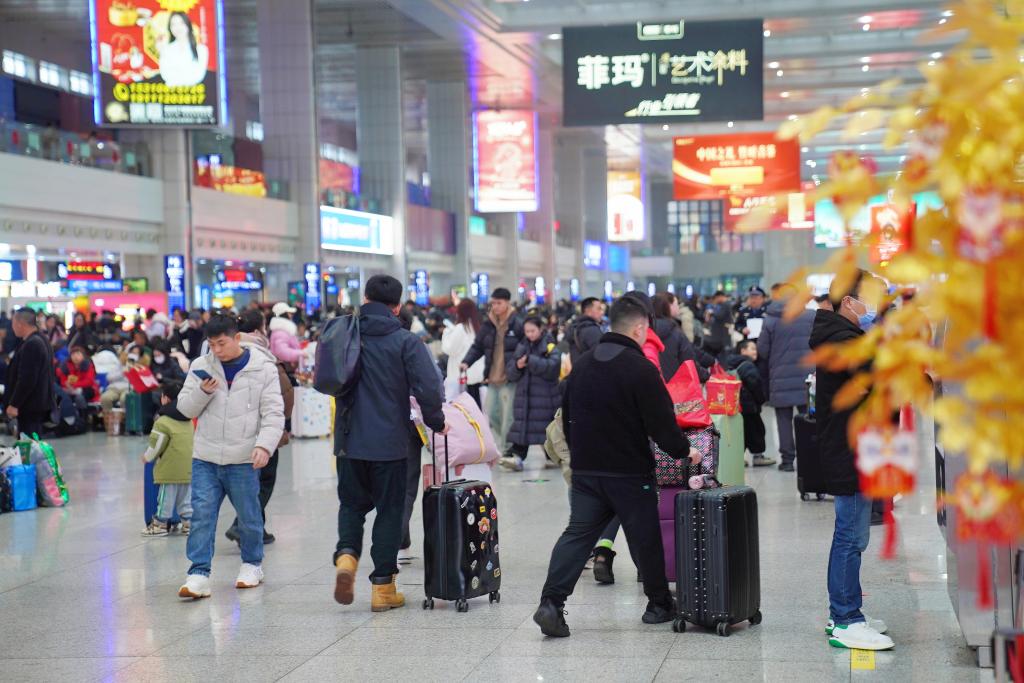 元宵节重庆火车站返程客流平稳，预计发送旅客24万人次。
