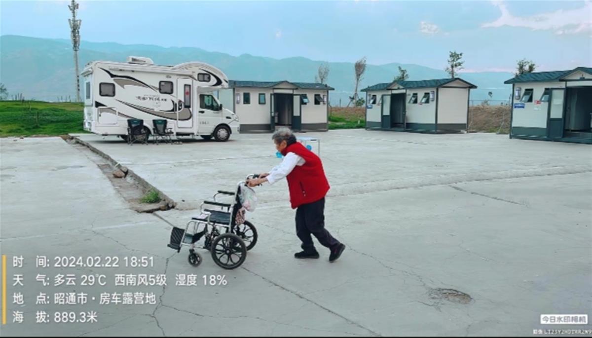 重庆两兄弟带着妻子和百岁母亲自驾游：五位老人每年都出来，去哪里全看“天”1