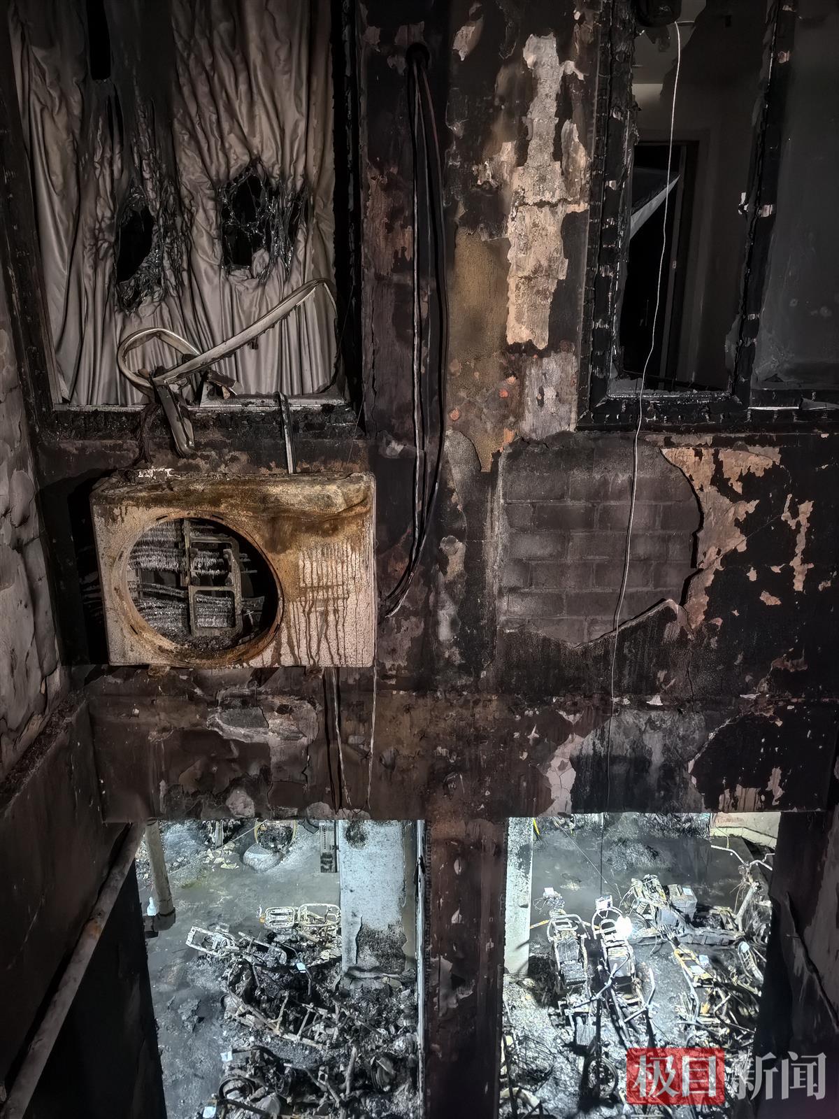 实探南京小区火灾现场：架空层留下大量电动自行车残骸，地面呈灰黑色