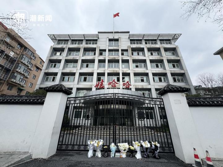 “他是好人，好企业家！”宗庆后逝世，市民自发前往悼念1