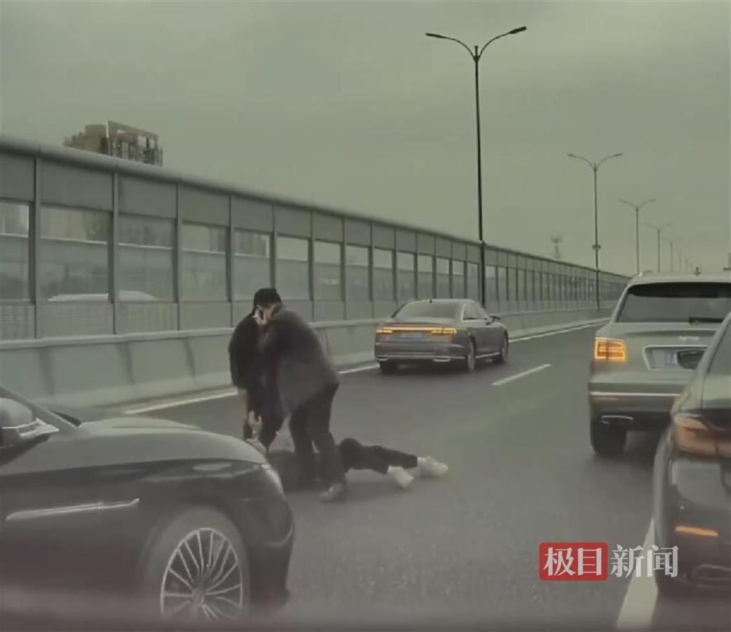 对话“宾利打人事件”劝架的比亚迪大哥：不能理解这样殴打亲戚，现场没注意到有刀1