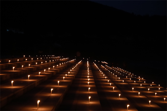 长滩河畔点亮的千余根蜡烛。受访者供图 华龙网发