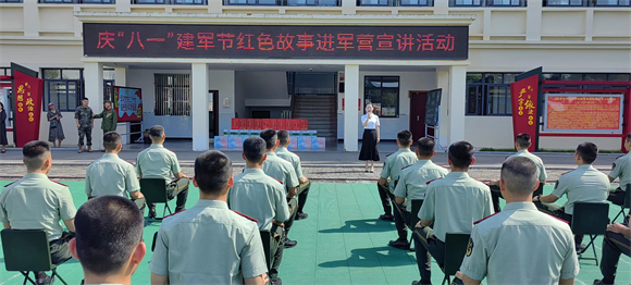 垫江县“红耀丹乡”宣讲分队队员易小丽向驻垫官司兵讲述红岩英烈故事。