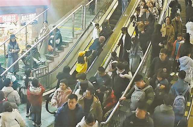 Zhu Wenjing (in yellow) saved an old lady in the Hongyadong scenic spot on February 15. (Photo provided by Chaotianmen Sub-district)