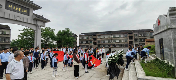 垫江县开展“传承红岩精神，赓续红色血脉”主题教育。图为少年队员向烈士敬献鲜花。