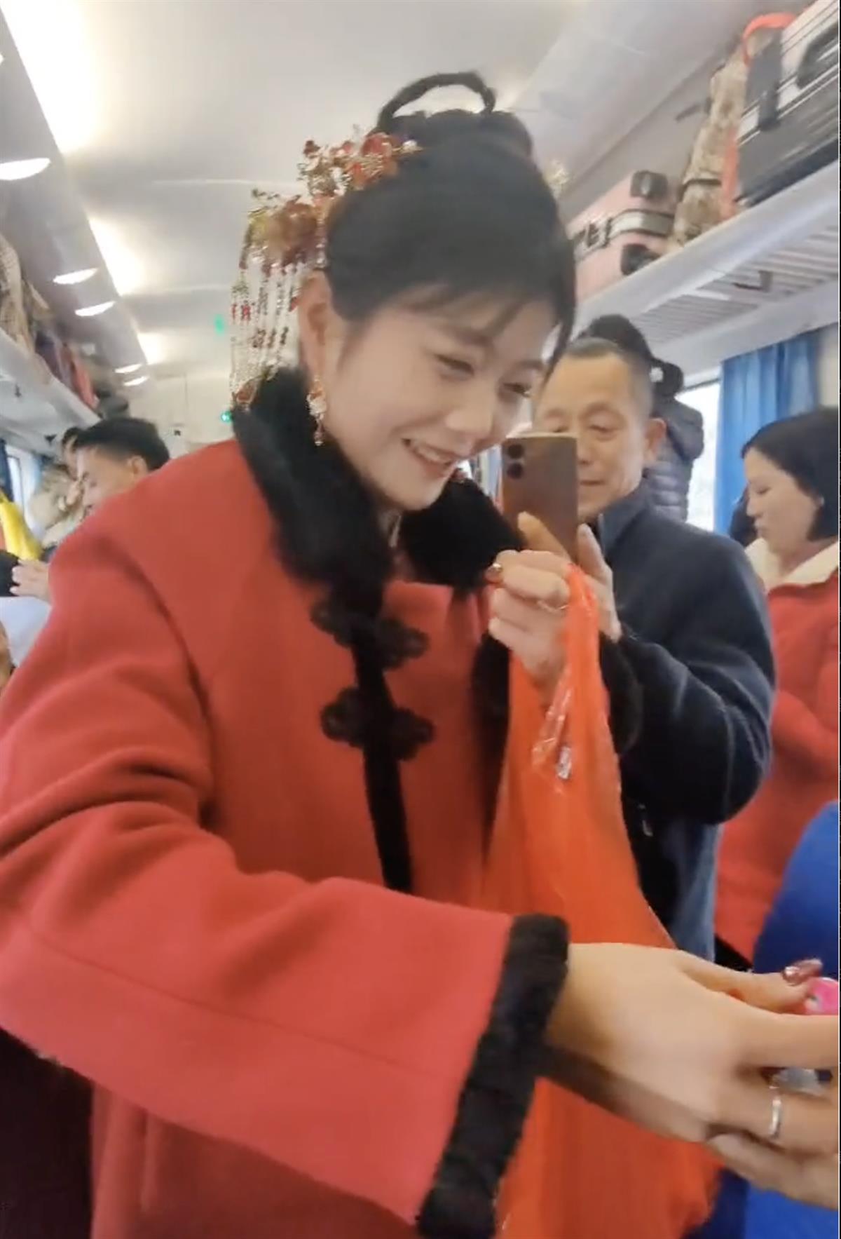 新娘坐火车去结婚给众乘客发喜糖：他们又让座又送祝福，我会记住一辈子1
