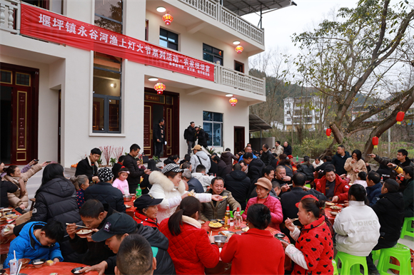 村民们围坐在一起吃坝坝宴。受访者供图 华龙网发