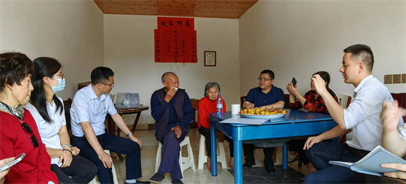 重庆建筑科技职业学院师生正在聆听陈家志（中）讲述自己的父亲、烈士垫江籍红岩烈士陈邦文的英勇事迹。